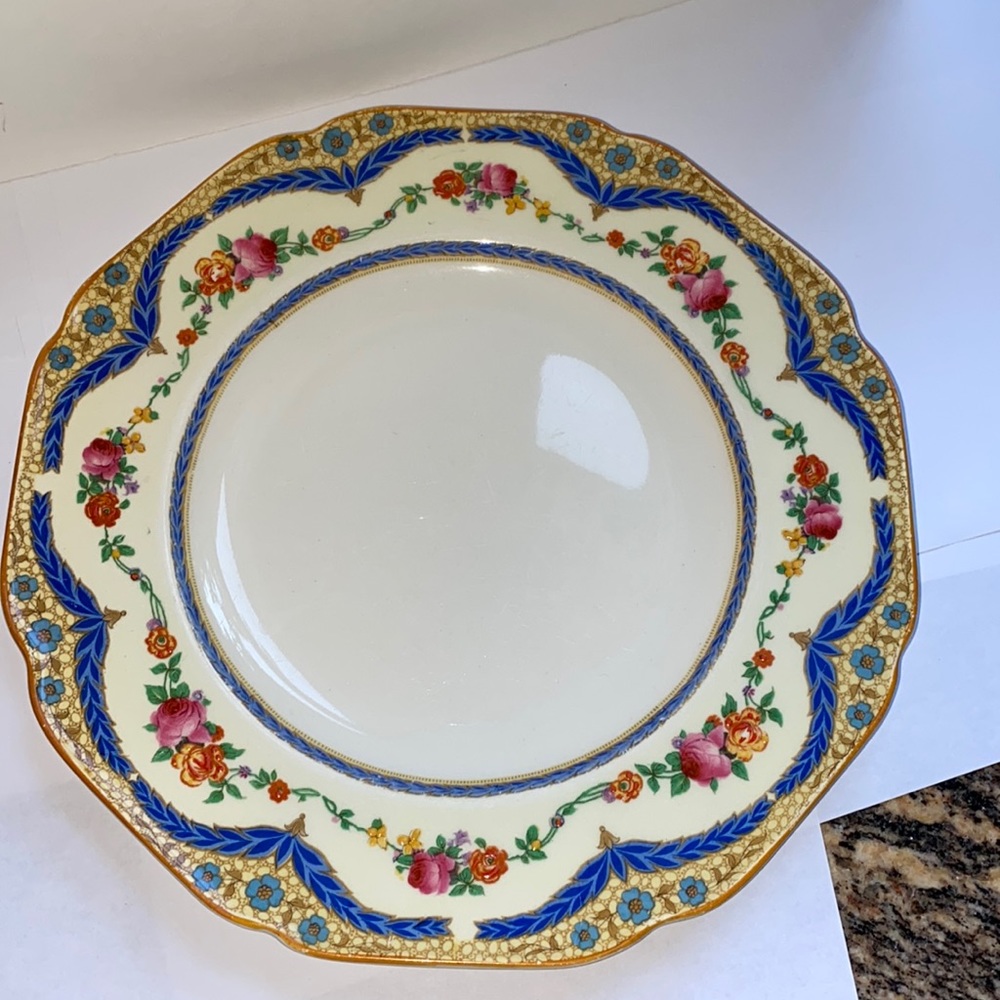 Crown Ducal 10 inch dinner plate. Beautiful pattern made in England